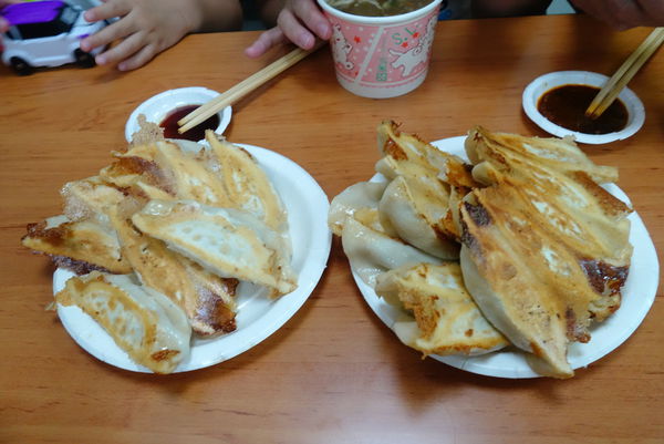 阿財鍋貼水餃專賣店：阿財鍋貼水餃專賣店 ~ 飄香30年的鍋貼水餃老店 - 捷運石牌站