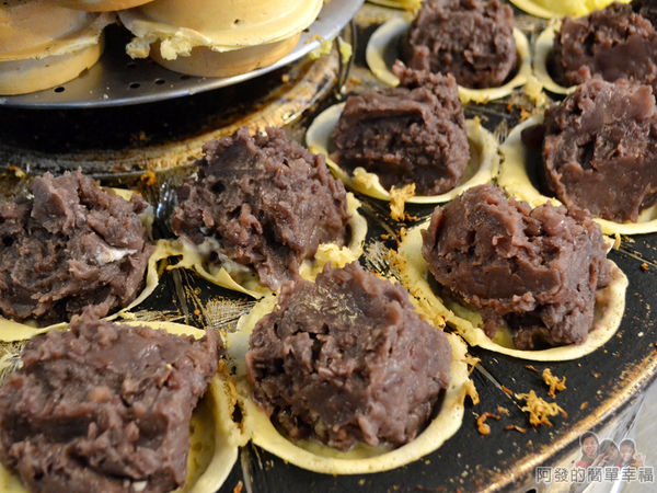 晴光紅豆餅05-烤盤上放入內餡特寫