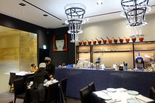 晶湯匙泰式主題餐廳(SOGO復興店)：(胖樺食記)晶湯匙泰式主題餐廳·SOGO復興店，推超厚金錢蝦餅及椒鹽松阪豬/京站/東區/泰式料理/捷運忠孝復興