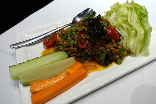 晶湯匙泰式主題餐廳(SOGO復興店)：(胖樺食記)晶湯匙泰式主題餐廳·SOGO復興店，推超厚金錢蝦餅及椒鹽松阪豬/京站/東區/泰式料理/捷運忠孝復興