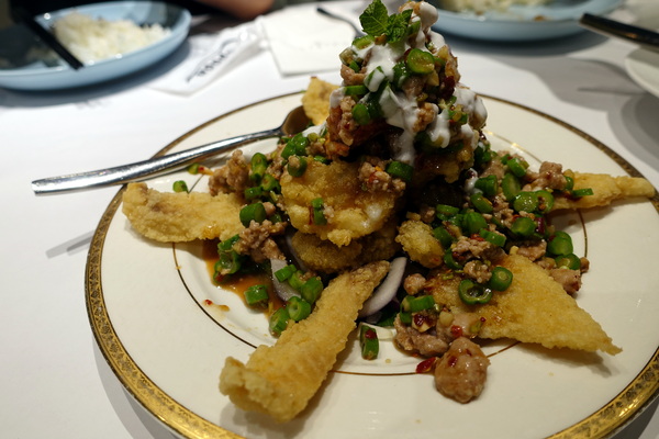 晶湯匙泰式主題餐廳(SOGO復興店)：(胖樺食記)晶湯匙泰式主題餐廳·SOGO復興店，推超厚金錢蝦餅及椒鹽松阪豬/京站/東區/泰式料理/捷運忠孝復興