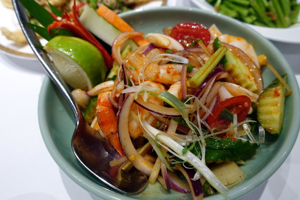 晶湯匙泰式主題餐廳(SOGO復興店)：(胖樺食記)晶湯匙泰式主題餐廳·SOGO復興店，推超厚金錢蝦餅及椒鹽松阪豬/京站/東區/泰式料理/捷運忠孝復興