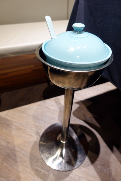 晶湯匙泰式主題餐廳(SOGO復興店)：(胖樺食記)晶湯匙泰式主題餐廳·SOGO復興店，推超厚金錢蝦餅及椒鹽松阪豬/京站/東區/泰式料理/捷運忠孝復興