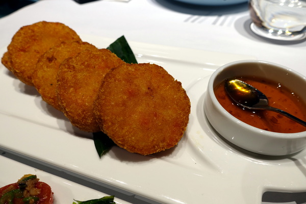 晶湯匙泰式主題餐廳(SOGO復興店)：(胖樺食記)晶湯匙泰式主題餐廳·SOGO復興店，推超厚金錢蝦餅及椒鹽松阪豬/京站/東區/泰式料理/捷運忠孝復興