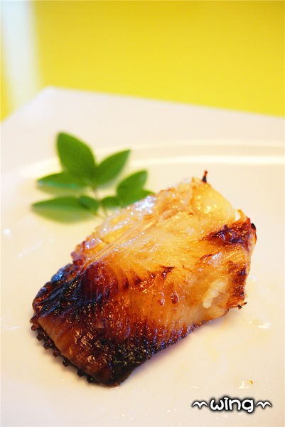 高樂餐飲-鐵板料理 與 小高玉迴轉壽司：［台北信義區］美味海鮮饗宴。【高樂餐飲-鐵板料理 與 小高玉迴轉壽司】炙燒握壽司/生魚片/海膽山藥細麵/胡麻豆腐體驗(捷運南港展覽館站美食餐廳)。