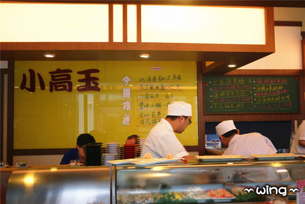 高樂餐飲-鐵板料理 與 小高玉迴轉壽司：［台北信義區］美味海鮮饗宴。【高樂餐飲-鐵板料理 與 小高玉迴轉壽司】炙燒握壽司/生魚片/海膽山藥細麵/胡麻豆腐體驗(捷運南港展覽館站美食餐廳)。