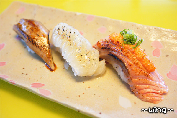 高樂餐飲-鐵板料理 與 小高玉迴轉壽司：［台北信義區］美味海鮮饗宴。【高樂餐飲-鐵板料理 與 小高玉迴轉壽司】炙燒握壽司/生魚片/海膽山藥細麵/胡麻豆腐體驗(捷運南港展覽館站美食餐廳)。