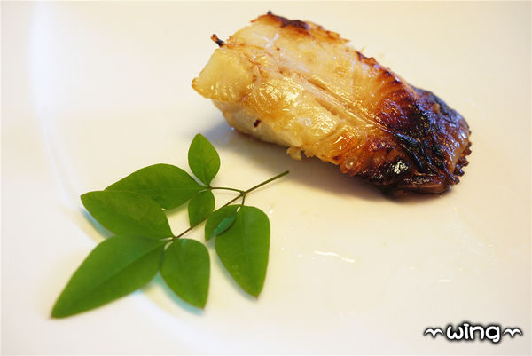 高樂餐飲-鐵板料理 與 小高玉迴轉壽司：［台北信義區］美味海鮮饗宴。【高樂餐飲-鐵板料理 與 小高玉迴轉壽司】炙燒握壽司/生魚片/海膽山藥細麵/胡麻豆腐體驗(捷運南港展覽館站美食餐廳)。