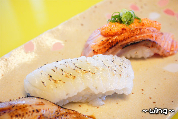 高樂餐飲-鐵板料理 與 小高玉迴轉壽司：［台北信義區］美味海鮮饗宴。【高樂餐飲-鐵板料理 與 小高玉迴轉壽司】炙燒握壽司/生魚片/海膽山藥細麵/胡麻豆腐體驗(捷運南港展覽館站美食餐廳)。