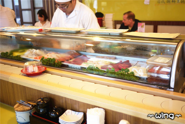 高樂餐飲-鐵板料理 與 小高玉迴轉壽司：［台北信義區］美味海鮮饗宴。【高樂餐飲-鐵板料理 與 小高玉迴轉壽司】炙燒握壽司/生魚片/海膽山藥細麵/胡麻豆腐體驗(捷運南港展覽館站美食餐廳)。