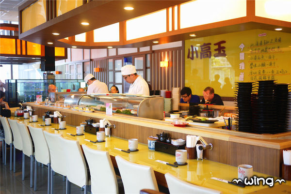 高樂餐飲-鐵板料理 與 小高玉迴轉壽司：［台北信義區］美味海鮮饗宴。【高樂餐飲-鐵板料理 與 小高玉迴轉壽司】炙燒握壽司/生魚片/海膽山藥細麵/胡麻豆腐體驗(捷運南港展覽館站美食餐廳)。