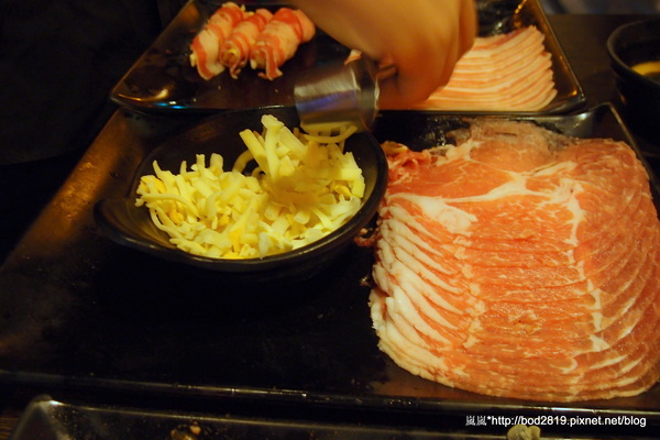 潮肉壽喜燒:【台北南港】潮肉壽喜燒-多元化的壽喜燒吃法,讓你吃不膩!吃完還可以逛逛五分埔喔