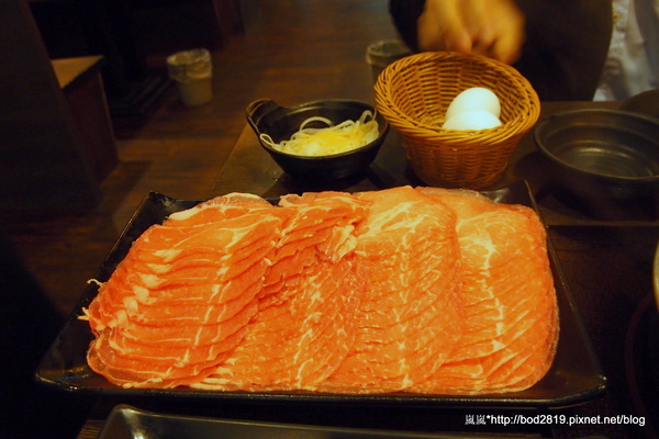 潮肉壽喜燒:【台北南港】潮肉壽喜燒-多元化的壽喜燒吃法,讓你吃不膩!吃完還可以逛逛五分埔喔