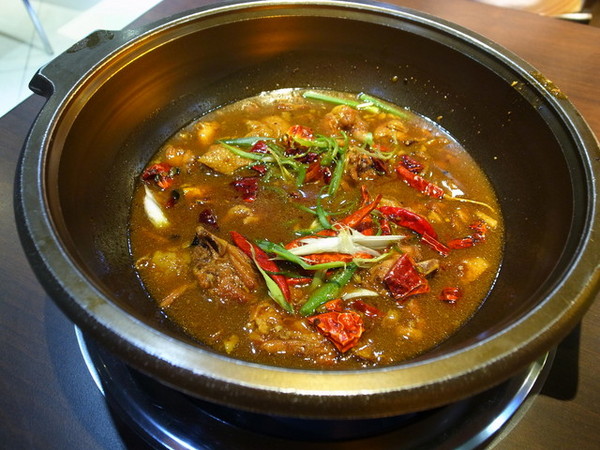 瘋麻辣頂級鴛鴦麻辣火鍋(西門店)：<台北|西門>吃麻辣鍋前先吃花雕雞？好滿足好划算!!!瘋麻辣頂級鴛鴦麻辣火鍋