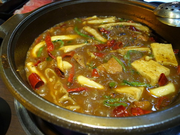 瘋麻辣頂級鴛鴦麻辣火鍋(西門店)：<台北|西門>吃麻辣鍋前先吃花雕雞？好滿足好划算!!!瘋麻辣頂級鴛鴦麻辣火鍋