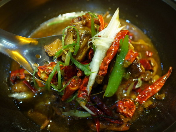 瘋麻辣頂級鴛鴦麻辣火鍋(西門店)：<台北|西門>吃麻辣鍋前先吃花雕雞？好滿足好划算!!!瘋麻辣頂級鴛鴦麻辣火鍋