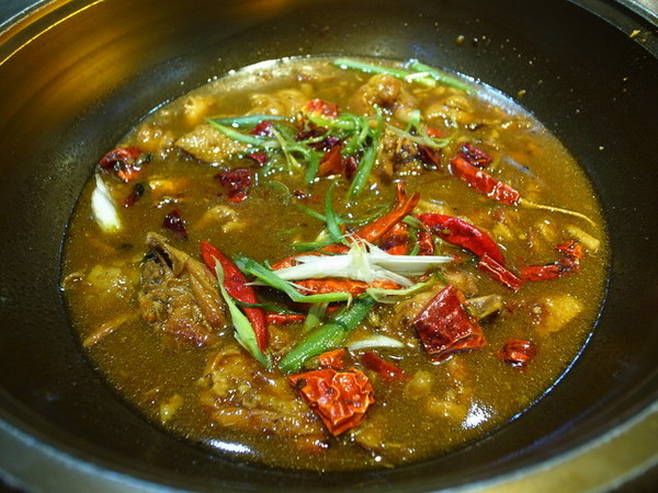 瘋麻辣頂級鴛鴦麻辣火鍋(西門店)：<台北|西門>吃麻辣鍋前先吃花雕雞？好滿足好划算!!!瘋麻辣頂級鴛鴦麻辣火鍋