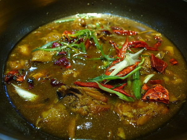 瘋麻辣頂級鴛鴦麻辣火鍋(西門店)：<台北|西門>吃麻辣鍋前先吃花雕雞？好滿足好划算!!!瘋麻辣頂級鴛鴦麻辣火鍋