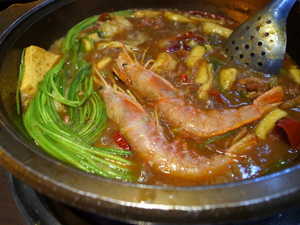 瘋麻辣頂級鴛鴦麻辣火鍋(西門店)：<台北|西門>吃麻辣鍋前先吃花雕雞？好滿足好划算!!!瘋麻辣頂級鴛鴦麻辣火鍋