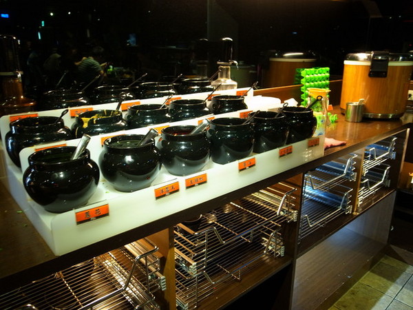 瘋麻辣頂級鴛鴦麻辣火鍋(西門店)：<台北|西門>吃麻辣鍋前先吃花雕雞？好滿足好划算!!!瘋麻辣頂級鴛鴦麻辣火鍋