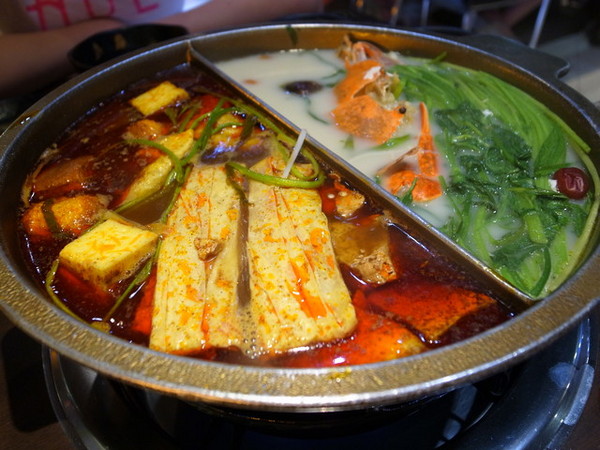瘋麻辣頂級鴛鴦麻辣火鍋(西門店)：<台北|西門>吃麻辣鍋前先吃花雕雞？好滿足好划算!!!瘋麻辣頂級鴛鴦麻辣火鍋