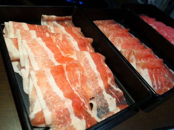 瘋麻辣頂級鴛鴦麻辣火鍋(西門店)：<台北|西門>吃麻辣鍋前先吃花雕雞？好滿足好划算!!!瘋麻辣頂級鴛鴦麻辣火鍋