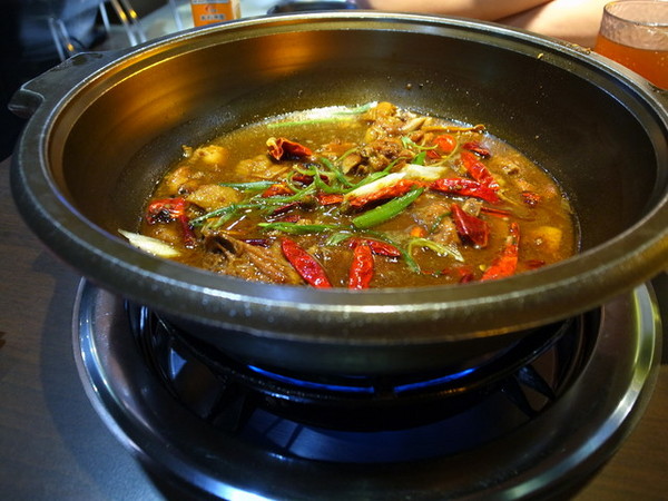 瘋麻辣頂級鴛鴦麻辣火鍋(西門店)：<台北|西門>吃麻辣鍋前先吃花雕雞？好滿足好划算!!!瘋麻辣頂級鴛鴦麻辣火鍋