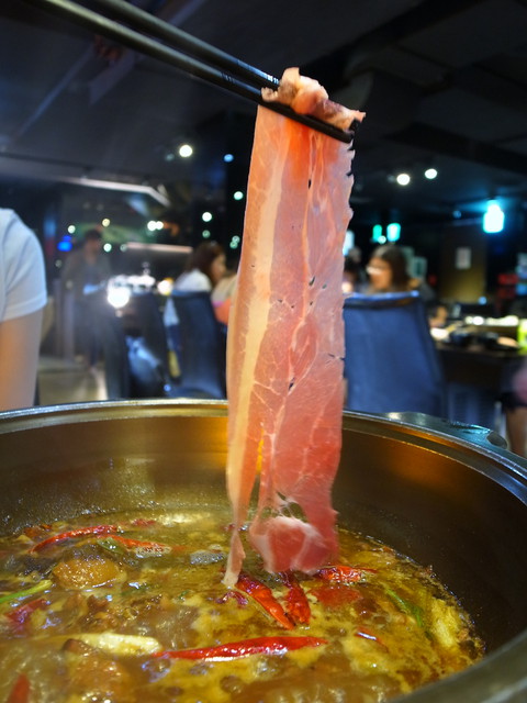 瘋麻辣頂級鴛鴦麻辣火鍋(西門店)：<台北|西門>吃麻辣鍋前先吃花雕雞？好滿足好划算!!!瘋麻辣頂級鴛鴦麻辣火鍋