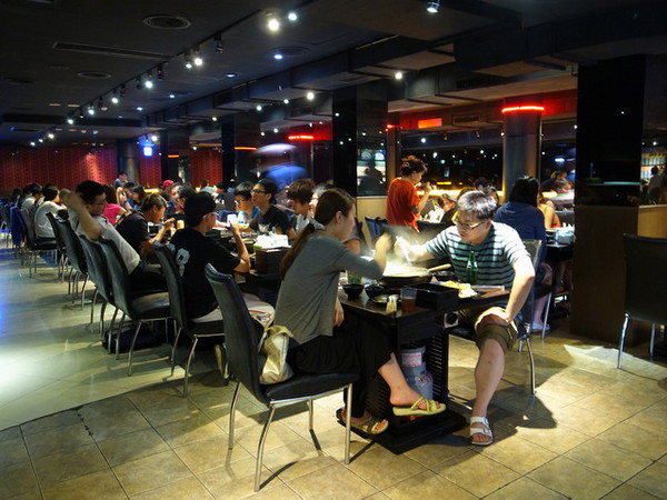 瘋麻辣頂級鴛鴦麻辣火鍋(西門店)：<台北|西門>吃麻辣鍋前先吃花雕雞？好滿足好划算!!!瘋麻辣頂級鴛鴦麻辣火鍋