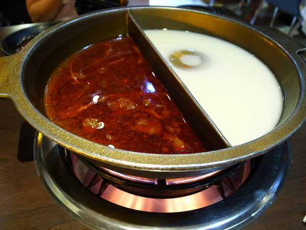 瘋麻辣頂級鴛鴦麻辣火鍋(西門店)：<台北|西門>吃麻辣鍋前先吃花雕雞？好滿足好划算!!!瘋麻辣頂級鴛鴦麻辣火鍋