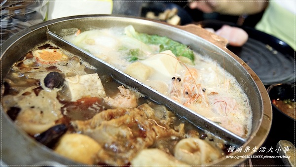 瘋麻辣頂級鴛鴦麻辣火鍋(西門店)：【食記/台北市】卡打就送天使紅蝦~天阿!!比臉還大隻♪♪瘋麻辣頂級鴛鴦麻辣火鍋♪♪