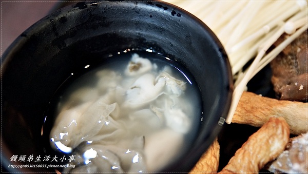 瘋麻辣頂級鴛鴦麻辣火鍋(西門店)：【食記/台北市】卡打就送天使紅蝦~天阿!!比臉還大隻♪♪瘋麻辣頂級鴛鴦麻辣火鍋♪♪