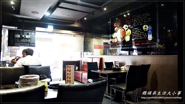 瘋麻辣頂級鴛鴦麻辣火鍋(西門店)：【食記/台北市】卡打就送天使紅蝦~天阿!!比臉還大隻♪♪瘋麻辣頂級鴛鴦麻辣火鍋♪♪