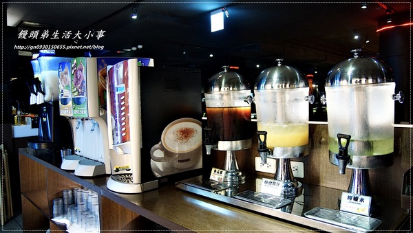 瘋麻辣頂級鴛鴦麻辣火鍋(西門店)：【食記/台北市】卡打就送天使紅蝦~天阿!!比臉還大隻♪♪瘋麻辣頂級鴛鴦麻辣火鍋♪♪