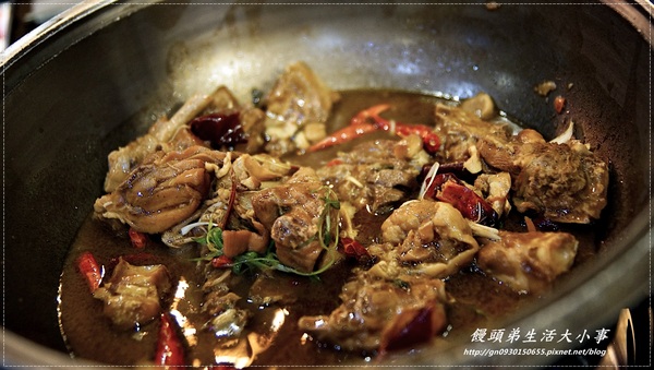 瘋麻辣頂級鴛鴦麻辣火鍋(西門店)：【食記/台北市】卡打就送天使紅蝦~天阿!!比臉還大隻♪♪瘋麻辣頂級鴛鴦麻辣火鍋♪♪