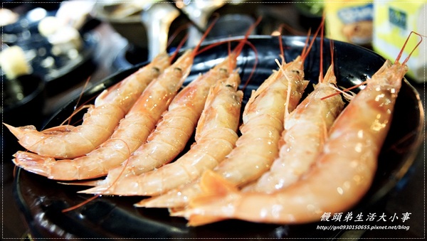 瘋麻辣頂級鴛鴦麻辣火鍋(西門店)：【食記/台北市】卡打就送天使紅蝦~天阿!!比臉還大隻♪♪瘋麻辣頂級鴛鴦麻辣火鍋♪♪