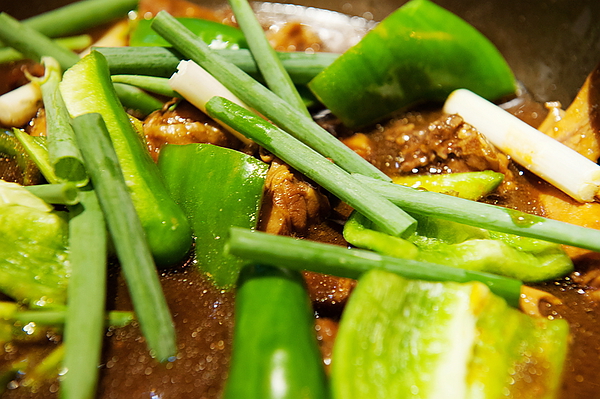 瘋麻辣頂級鴛鴦麻辣火鍋(西門店)：【瘋麻辣頂級鴛鴦麻辣火鍋】來火鍋店不吃火鍋，就是要「戰國花雕雞」吃。到。飽～