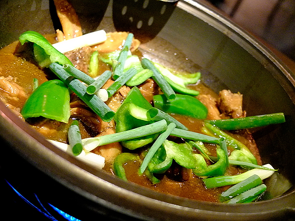 瘋麻辣頂級鴛鴦麻辣火鍋(西門店)：【瘋麻辣頂級鴛鴦麻辣火鍋】來火鍋店不吃火鍋，就是要「戰國花雕雞」吃。到。飽～