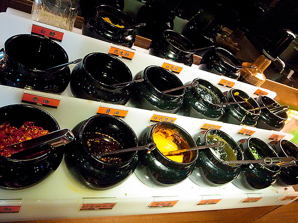 瘋麻辣頂級鴛鴦麻辣火鍋(西門店)：【瘋麻辣頂級鴛鴦麻辣火鍋】來火鍋店不吃火鍋，就是要「戰國花雕雞」吃。到。飽～