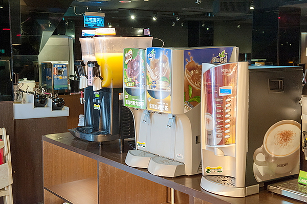 瘋麻辣頂級鴛鴦麻辣火鍋(西門店)：【瘋麻辣頂級鴛鴦麻辣火鍋】來火鍋店不吃火鍋，就是要「戰國花雕雞」吃。到。飽～