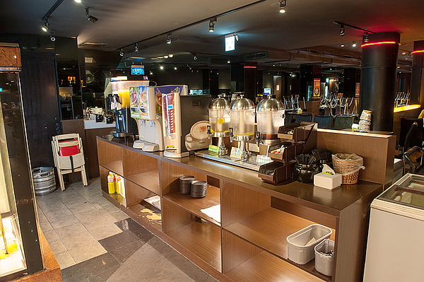 瘋麻辣頂級鴛鴦麻辣火鍋(西門店)：【瘋麻辣頂級鴛鴦麻辣火鍋】來火鍋店不吃火鍋，就是要「戰國花雕雞」吃。到。飽～