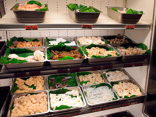 瘋麻辣頂級鴛鴦麻辣火鍋(西門店)：【瘋麻辣頂級鴛鴦麻辣火鍋】來火鍋店不吃火鍋，就是要「戰國花雕雞」吃。到。飽～