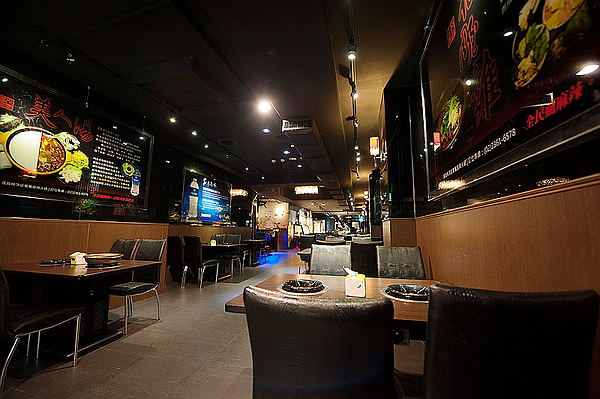 瘋麻辣頂級鴛鴦麻辣火鍋(西門店)：【瘋麻辣頂級鴛鴦麻辣火鍋】來火鍋店不吃火鍋，就是要「戰國花雕雞」吃。到。飽～