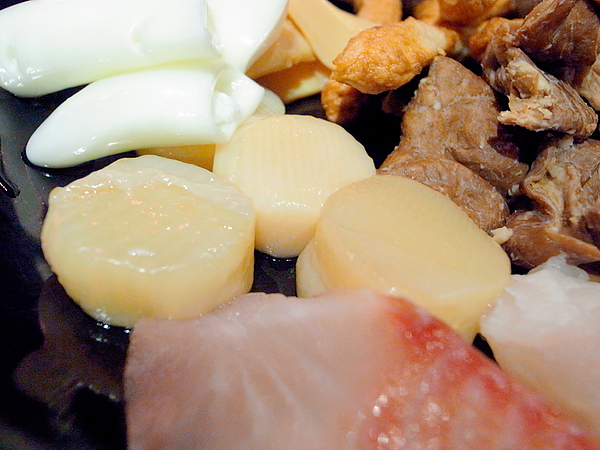 瘋麻辣頂級鴛鴦麻辣火鍋(西門店)：【瘋麻辣頂級鴛鴦麻辣火鍋】來火鍋店不吃火鍋，就是要「戰國花雕雞」吃。到。飽～