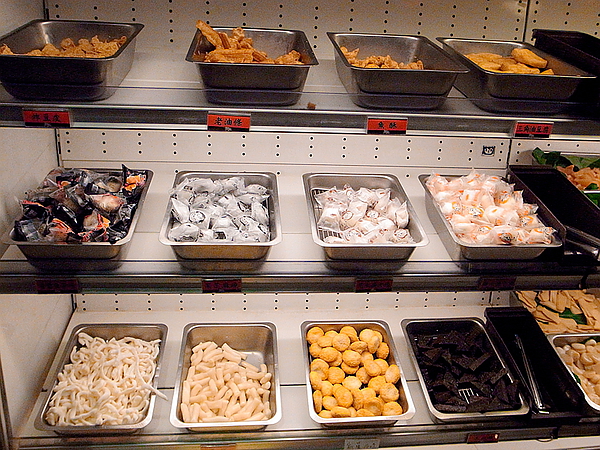 瘋麻辣頂級鴛鴦麻辣火鍋(西門店)：【瘋麻辣頂級鴛鴦麻辣火鍋】來火鍋店不吃火鍋，就是要「戰國花雕雞」吃。到。飽～