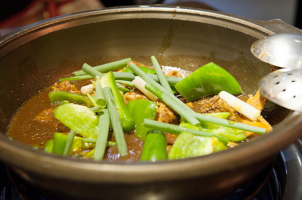 瘋麻辣頂級鴛鴦麻辣火鍋(西門店)：【瘋麻辣頂級鴛鴦麻辣火鍋】來火鍋店不吃火鍋，就是要「戰國花雕雞」吃。到。飽～