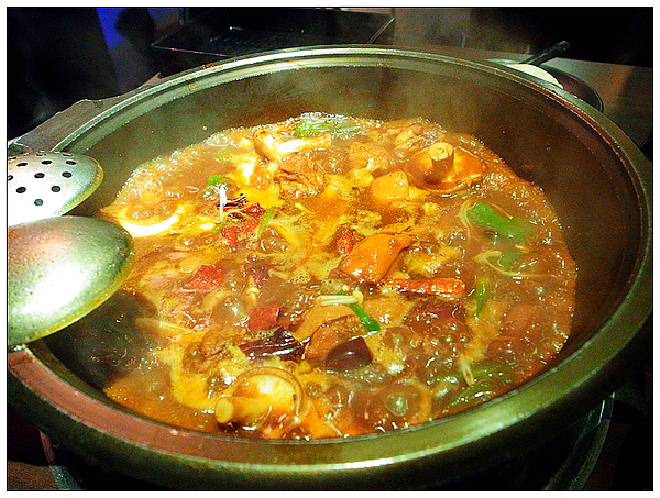 瘋麻辣頂級鴛鴦麻辣火鍋(西門店)：【瘋麻辣頂級鴛鴦麻辣火鍋】來火鍋店不吃火鍋，就是要「戰國花雕雞」吃。到。飽～