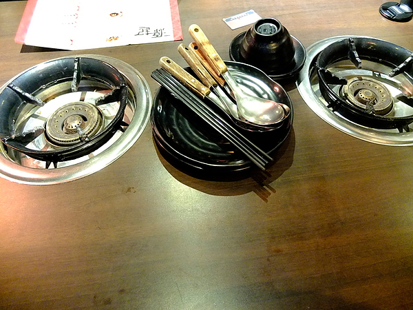 瘋麻辣頂級鴛鴦麻辣火鍋(西門店)：【瘋麻辣頂級鴛鴦麻辣火鍋】來火鍋店不吃火鍋，就是要「戰國花雕雞」吃。到。飽～