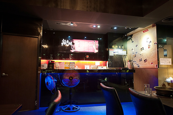 瘋麻辣頂級鴛鴦麻辣火鍋(西門店)：【瘋麻辣頂級鴛鴦麻辣火鍋】來火鍋店不吃火鍋，就是要「戰國花雕雞」吃。到。飽～