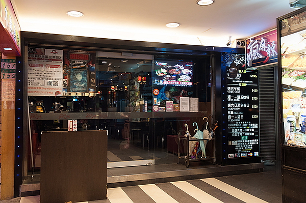 瘋麻辣頂級鴛鴦麻辣火鍋(西門店)：【瘋麻辣頂級鴛鴦麻辣火鍋】來火鍋店不吃火鍋，就是要「戰國花雕雞」吃。到。飽～